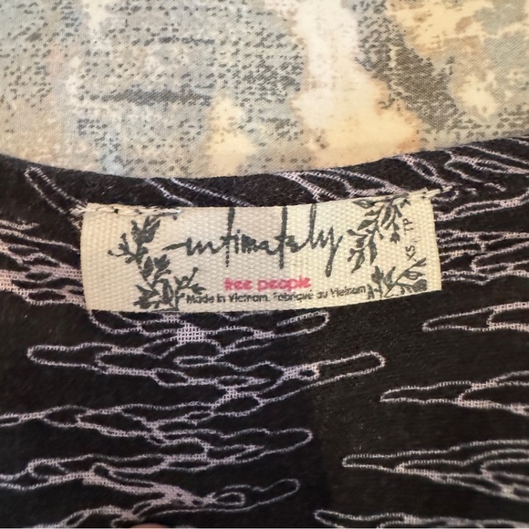 Free People Blooms For You Blouse Size XS Black Intimately Oversized Sleep Flowy - Picture 12 of 15